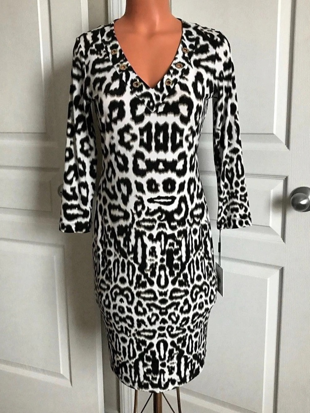 NWT Calvin Klein Snow Leopard V-Neck Sheath Dress - Size 4